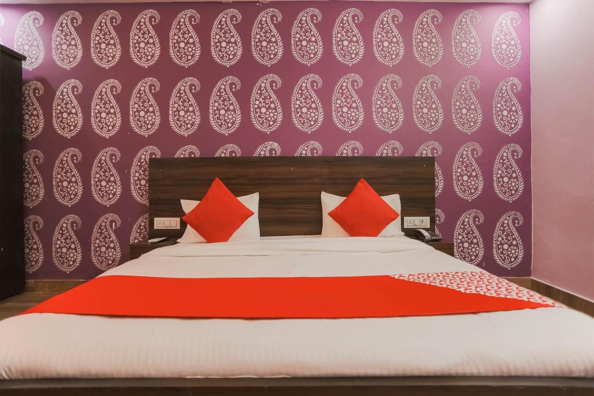 Hotel O Red Velvet Rooms & Banquet Faridabad Exteriör bild