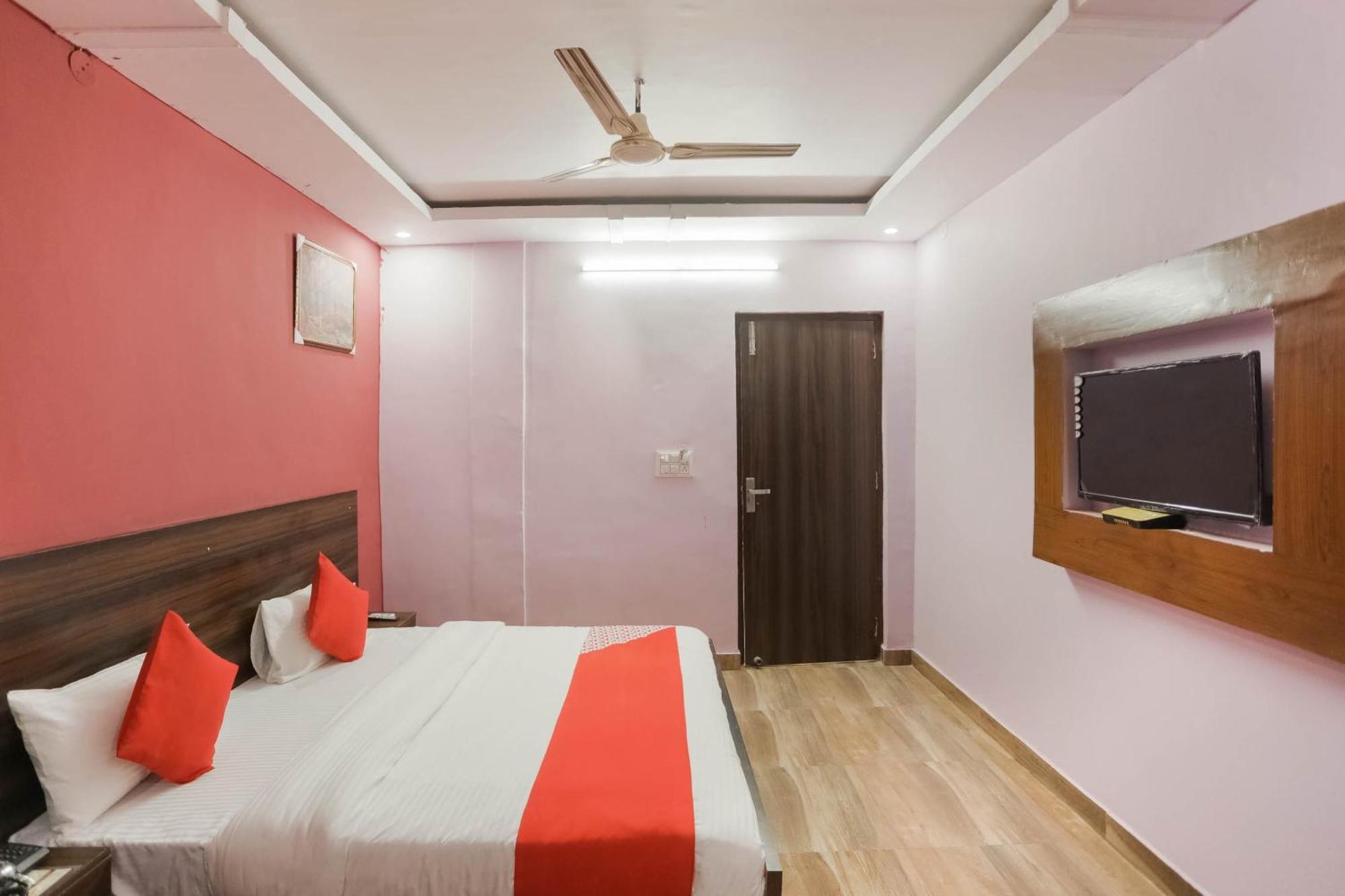 Hotel O Red Velvet Rooms & Banquet Faridabad Exteriör bild